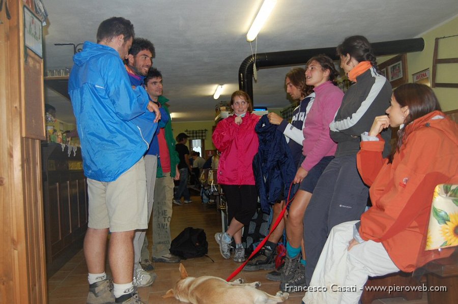 08-Mentre fuori diluvia ci scaldiamo dentro al rifugio.jpg